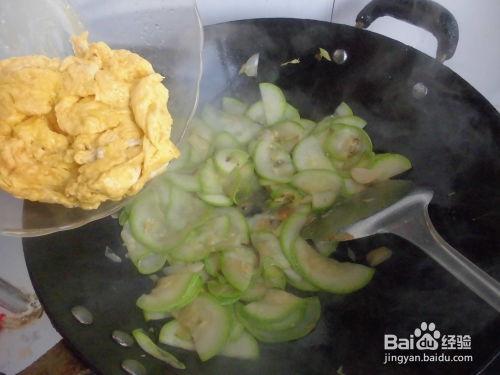 吃角瓜干的视频,视频揭秘传统小吃制作过程