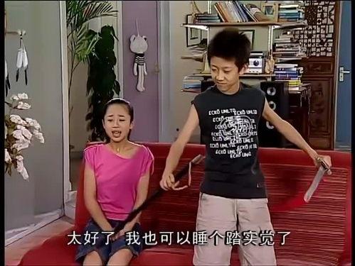 姐姐使唤弟弟吃瓜视频播放,姐姐巧妙使唤弟弟吃瓜，温馨互动引网友热议